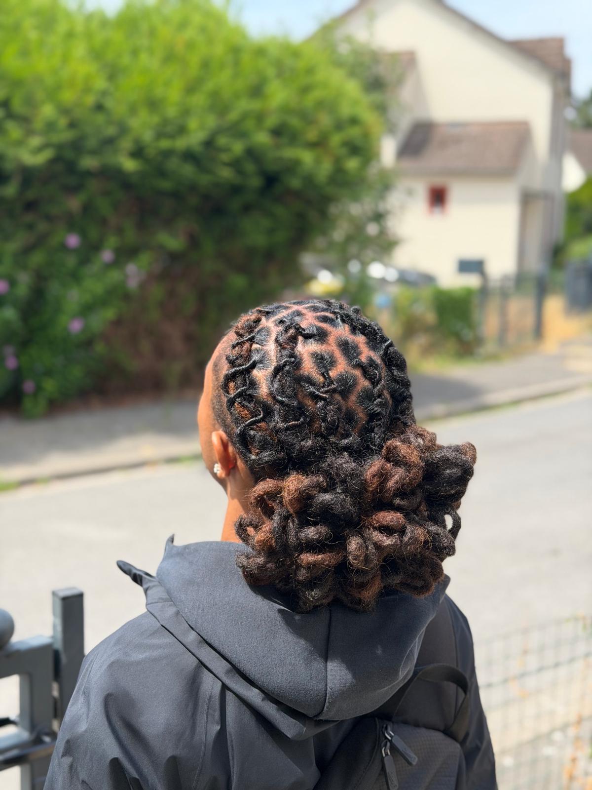 Locks attachées en chignon bas