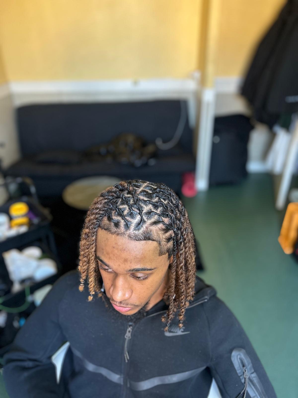 Locks longues encadrant le visage